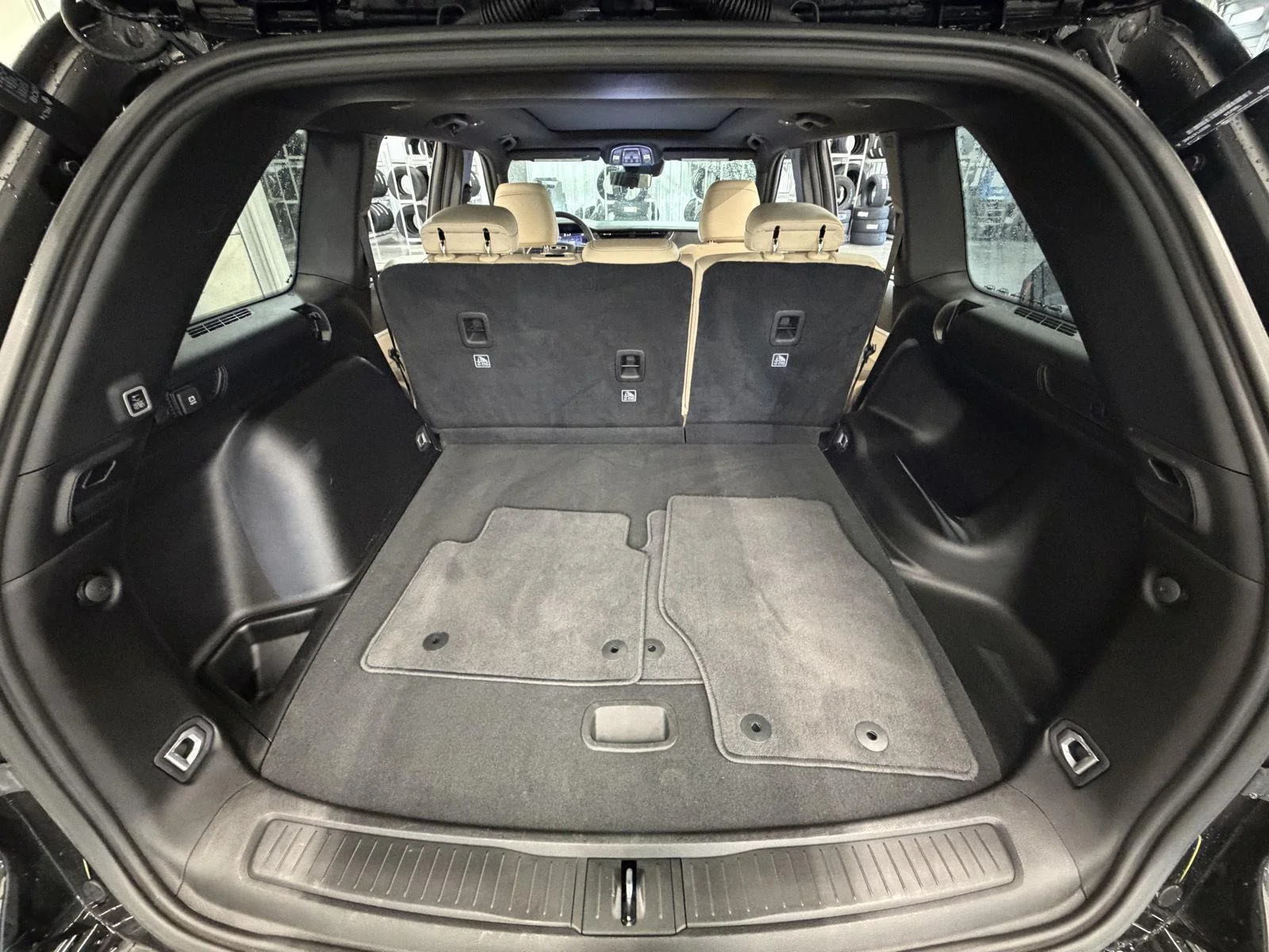 Used 2024 Diamond Black Crystal Pearlcoat Jeep Limited image 19