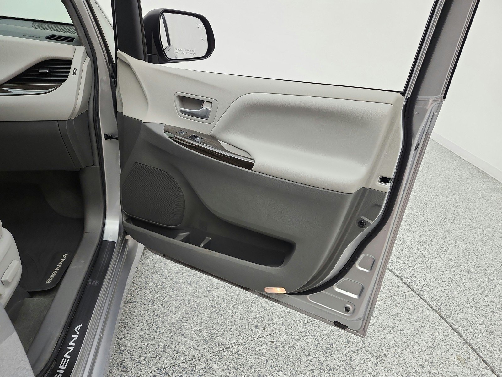 Used 2018 Silver Sky Metallic Toyota XLE Premium image 20