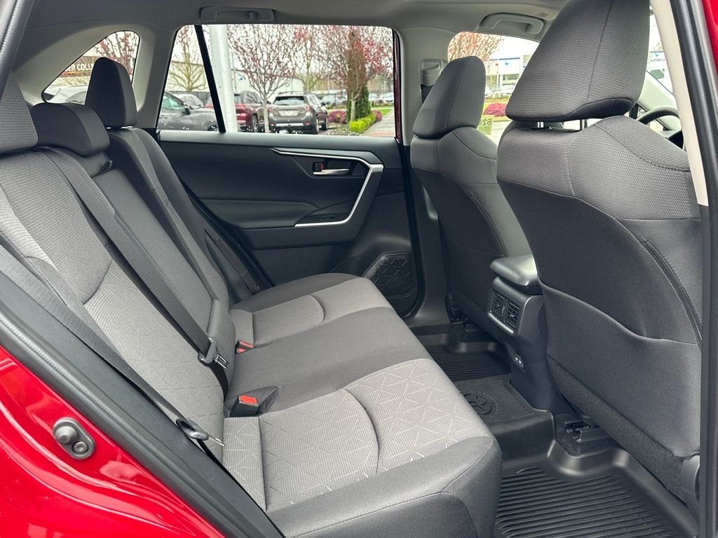 2025 Toyota RAV4 XLE - Photo 15