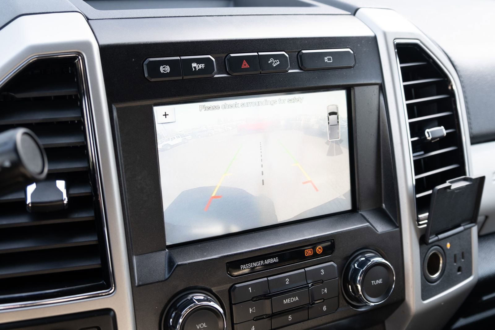 Used 2019  Ford Lariat image 4