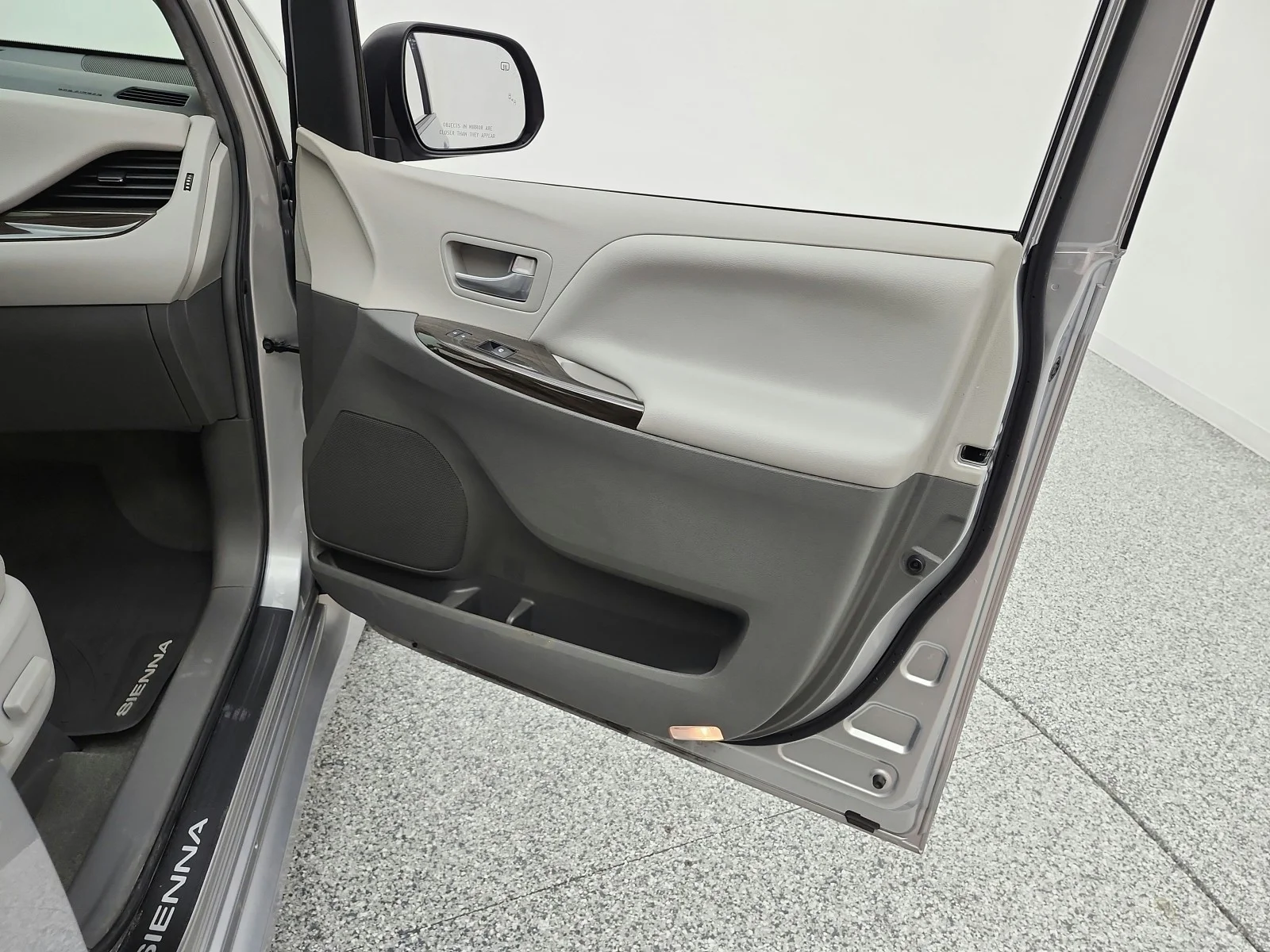 Used 2018 Silver Sky Metallic Toyota XLE Premium image 20