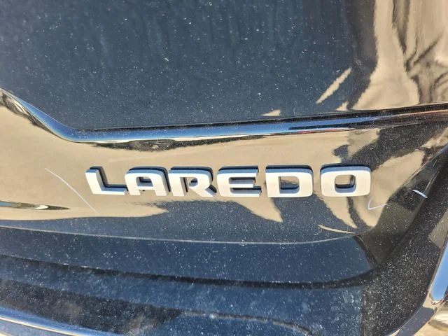 New 2025 Diamond Black Crystal Pearl-Coat Exterior Paint Jeep Laredo image 11
