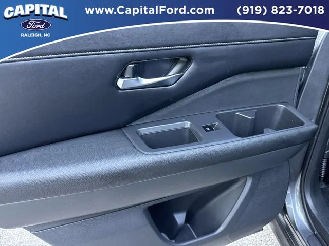 Used 2022 Gray Nissan SL image 17