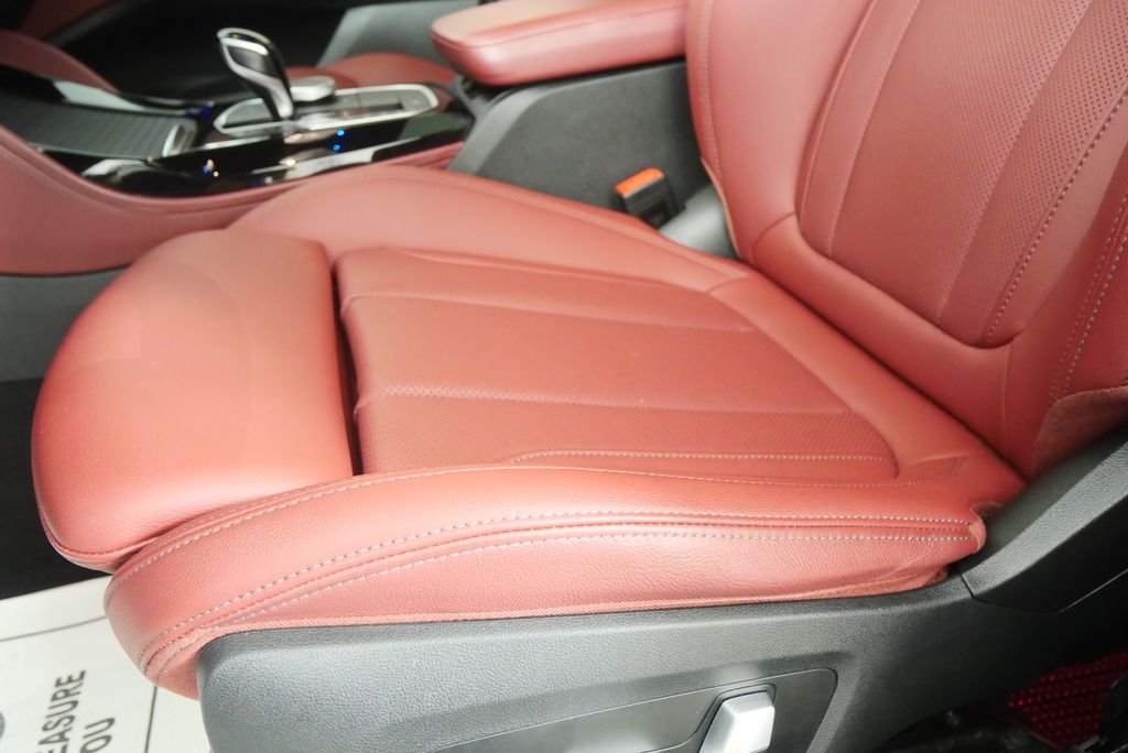 Used 2022 Alpine White BMW xDrive30i image 9