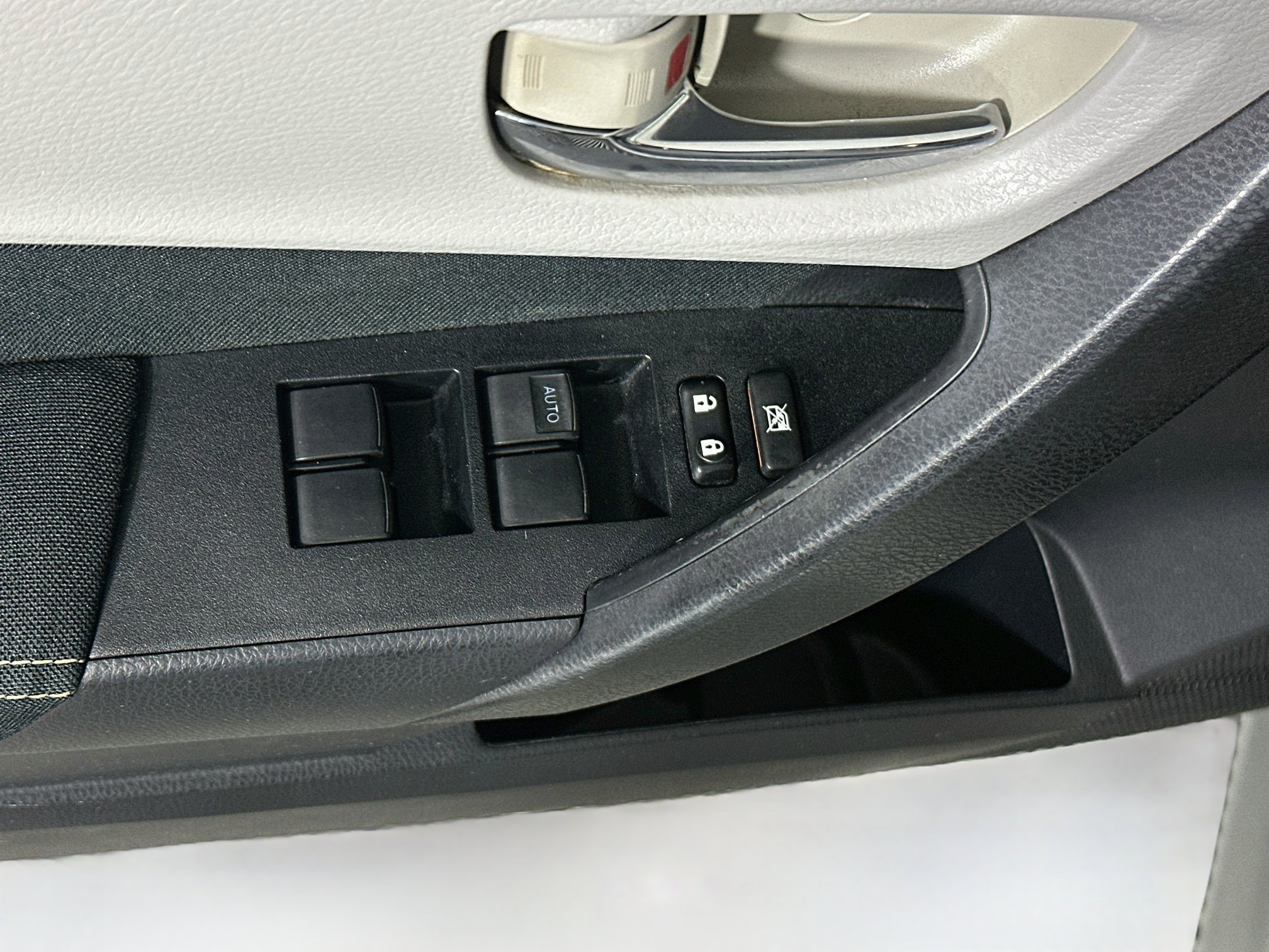 Used 2015 Classic Silver Metallic Toyota LE image 14