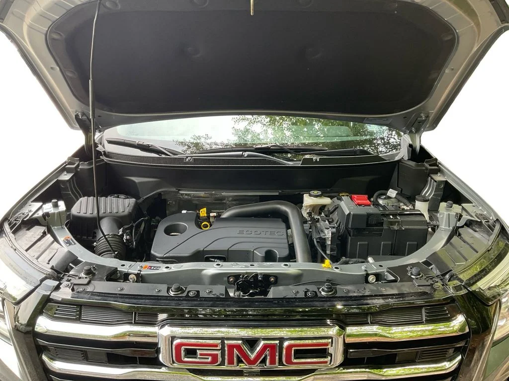 Used 2025 Silver GMC Elevation image 14