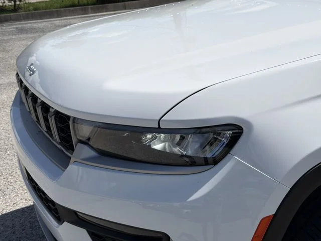 New 2026 Bright White Clear-Coat Exterior Paint Jeep Limited image 8