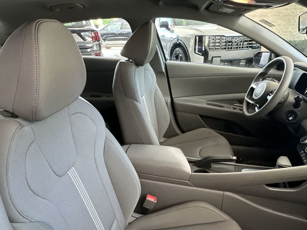 Used 2024 Fluid Metal Hyundai SE image 27