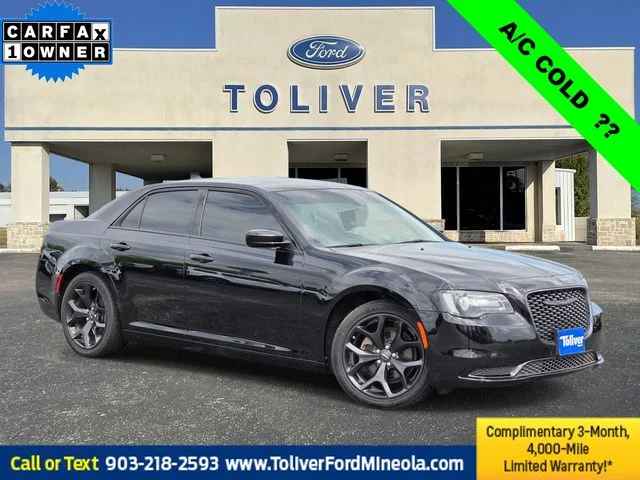 2022 Chrysler 300 Touring's photo
