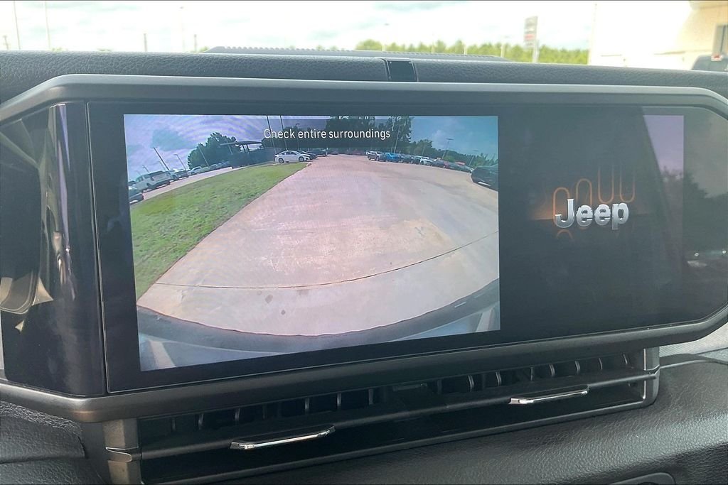 Used 2024  Jeep Sport S image 19