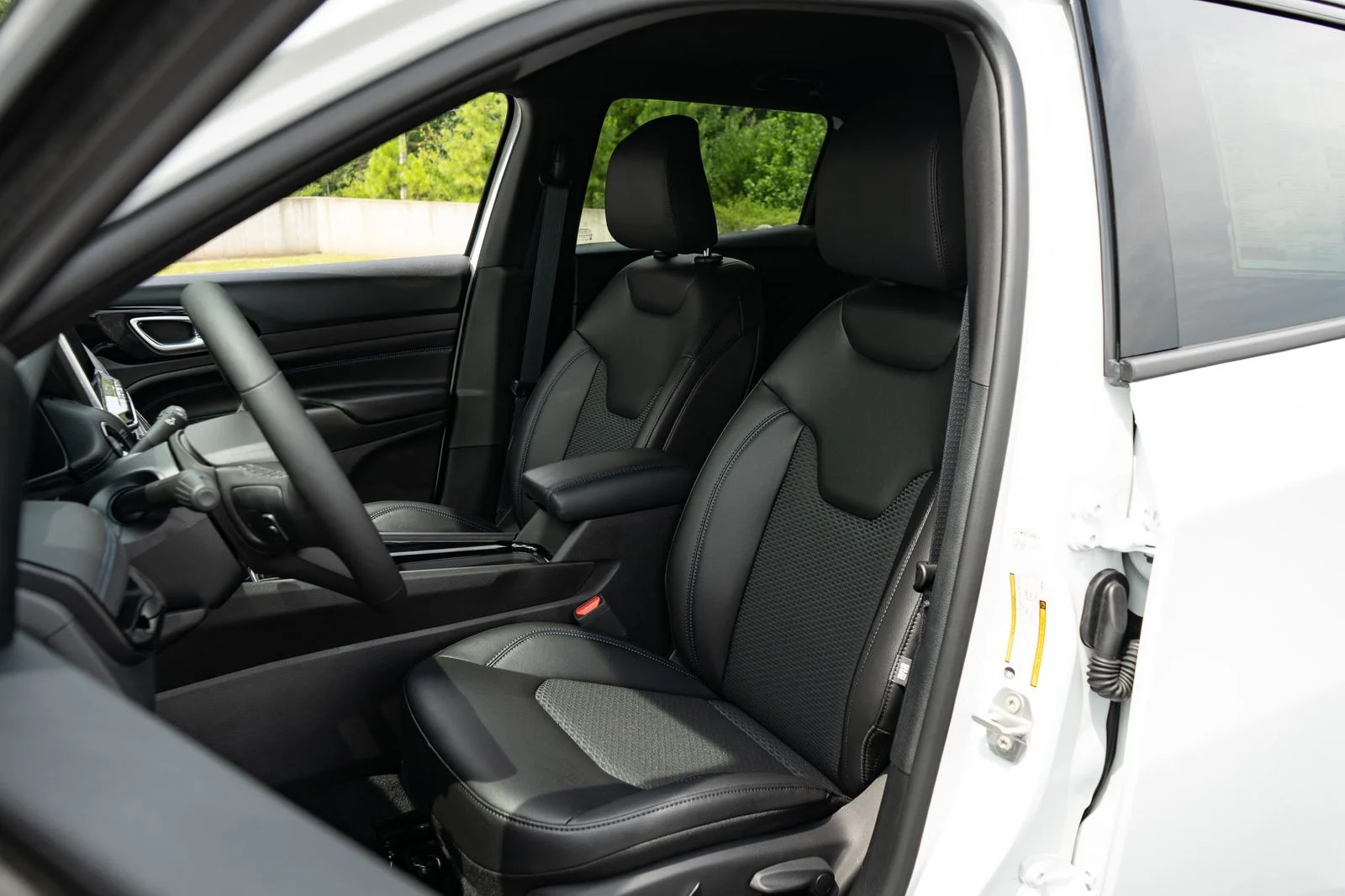 New 2026 Bright White Clear-Coat Exterior Paint Jeep Latitude image 15