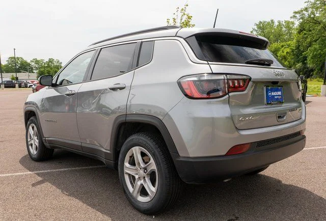 Used 2023 Silver Jeep Latitude image 8