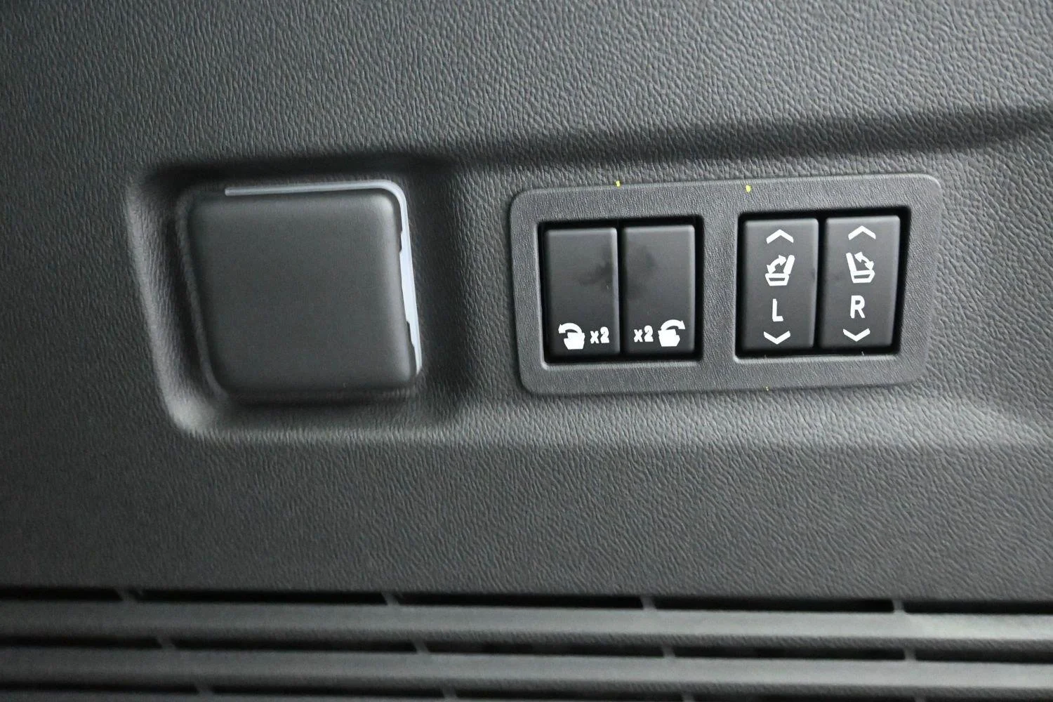 2026 GMC Yukon XL Denali - Photo 22