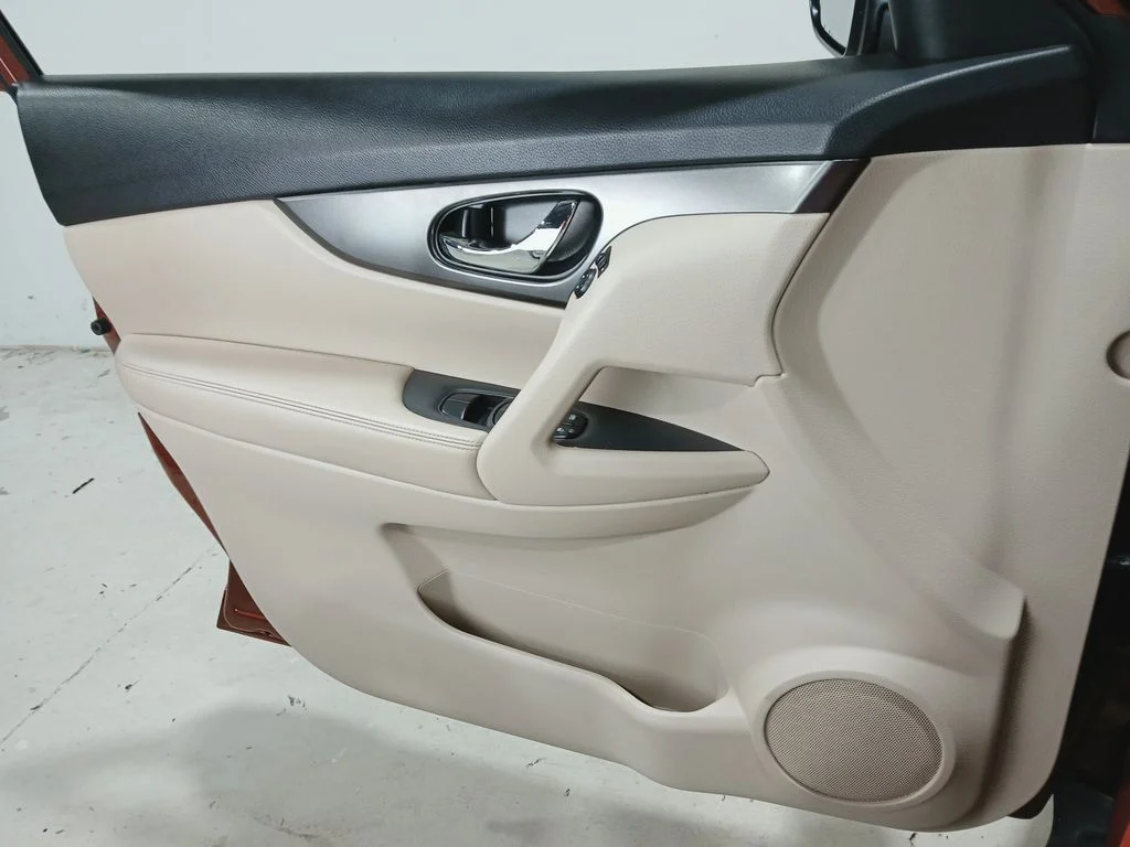 Used 2016 Red Nissan SV image 29