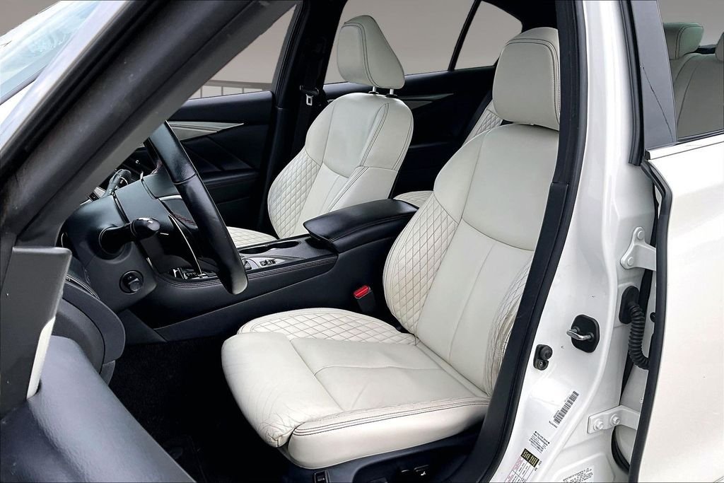 Used 2019 White INFINITI Red Sport 400 image 26