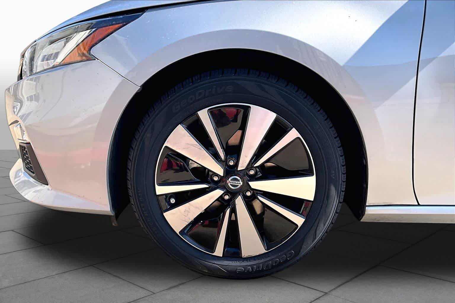 Used 2021 Brilliant Silver Metallic Nissan 2.5 SV image 11
