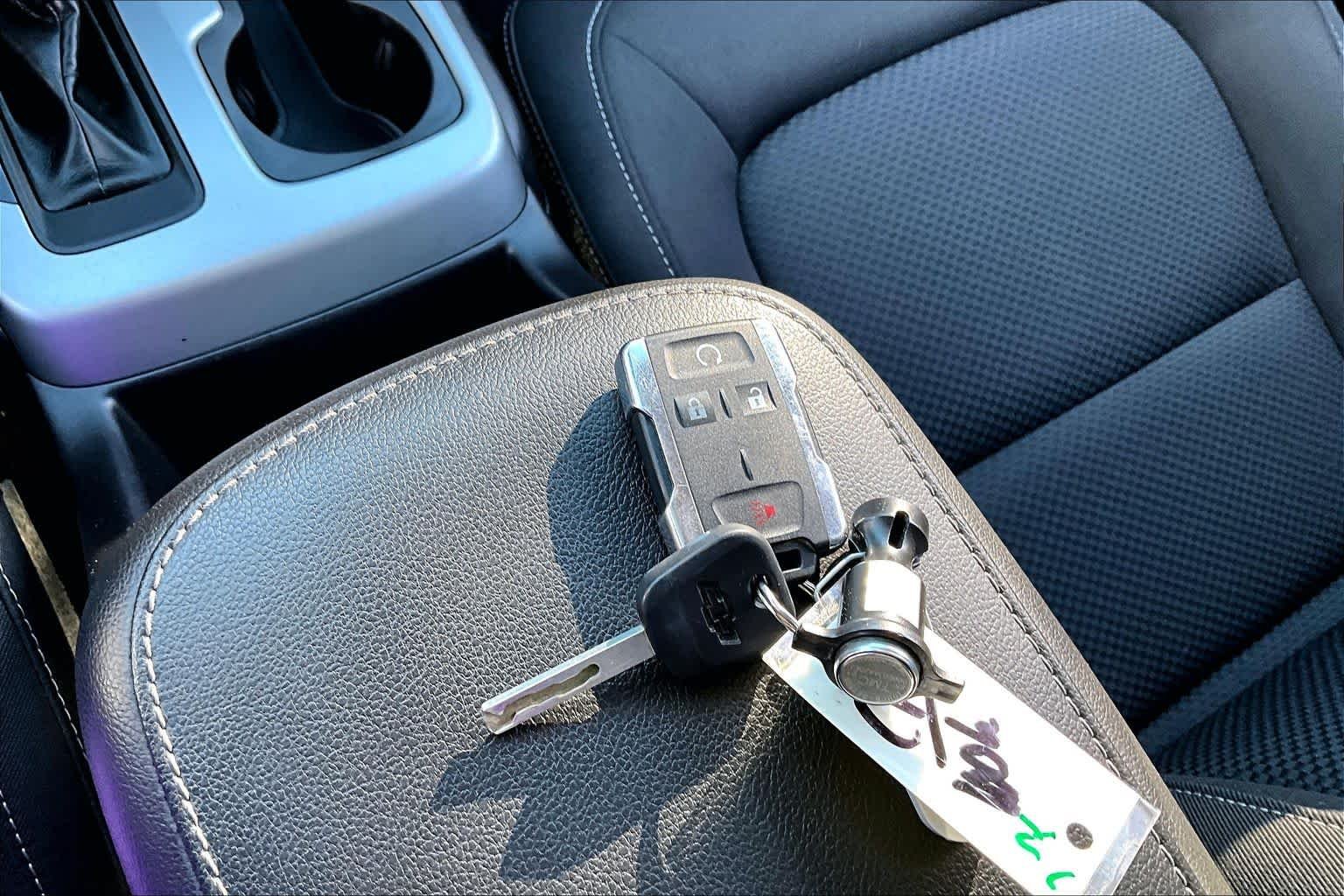 Used 2018 Kinetic Blue Chevrolet 2WD LT image 17