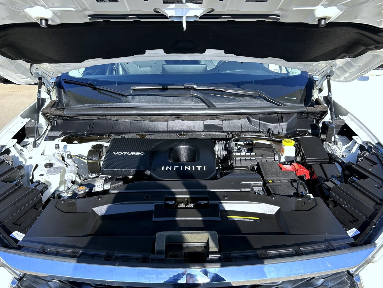 Certified Used 2025 White INFINITI LUXE image 26