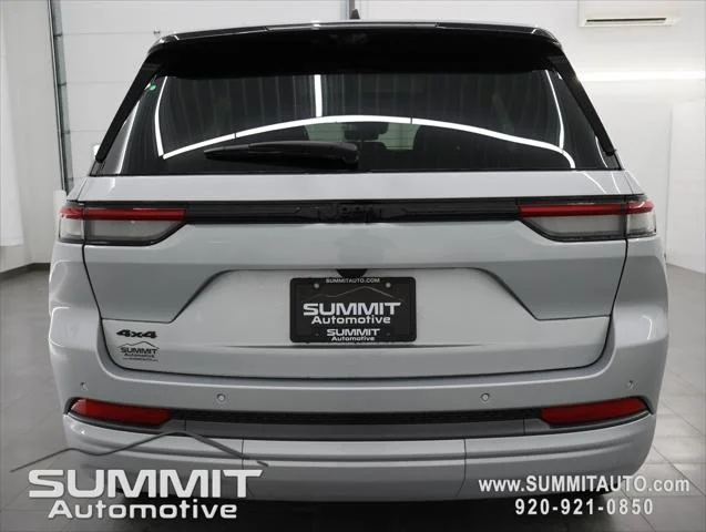 New 2026 Silver Zynith Exterior Paint Jeep Limited image 30