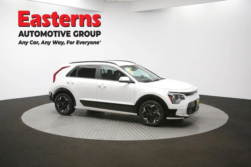 Used 2024 White Kia Wind image 47