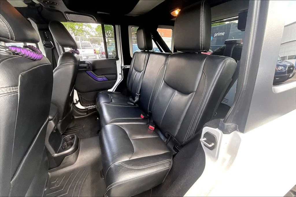 Used 2015 White Jeep Unlimited Sahara image 25