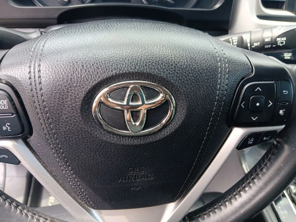 Used 2019 Midnight Black Metallic Toyota XLE image 19