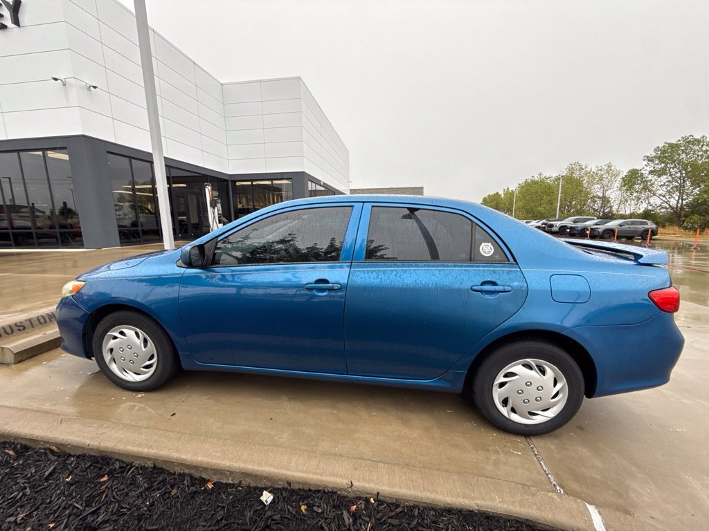 Used 2010 Blue Toyota  image 8