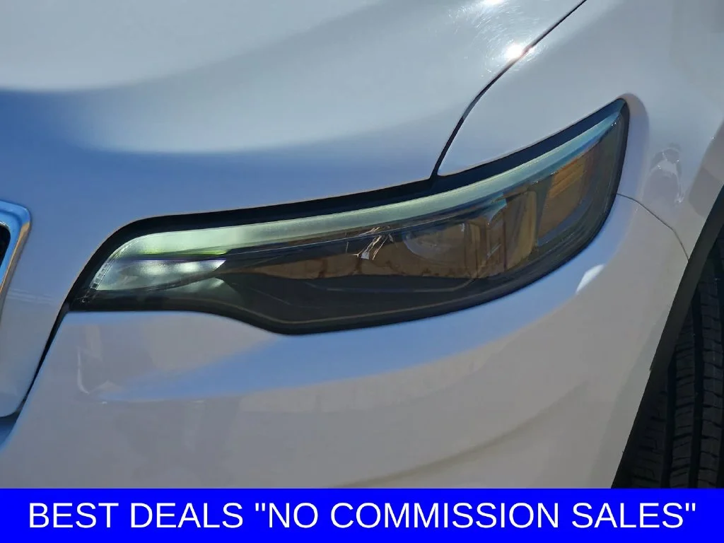Used 2021 Bright White Clearcoat Jeep Latitude Lux image 32
