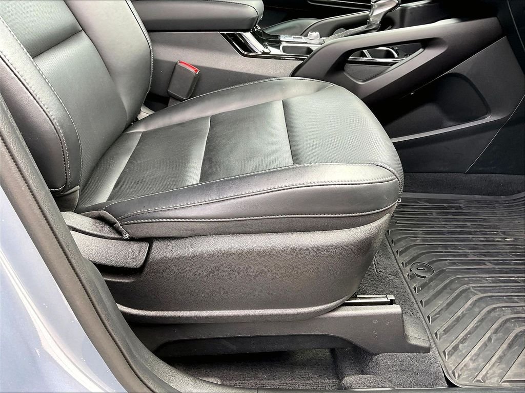 Used 2025 Everlasting Silver Kia LX image 35