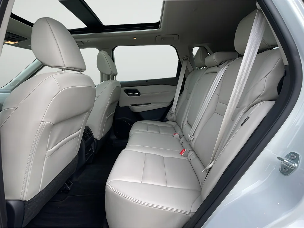 Used 2022 White Nissan SL image 27