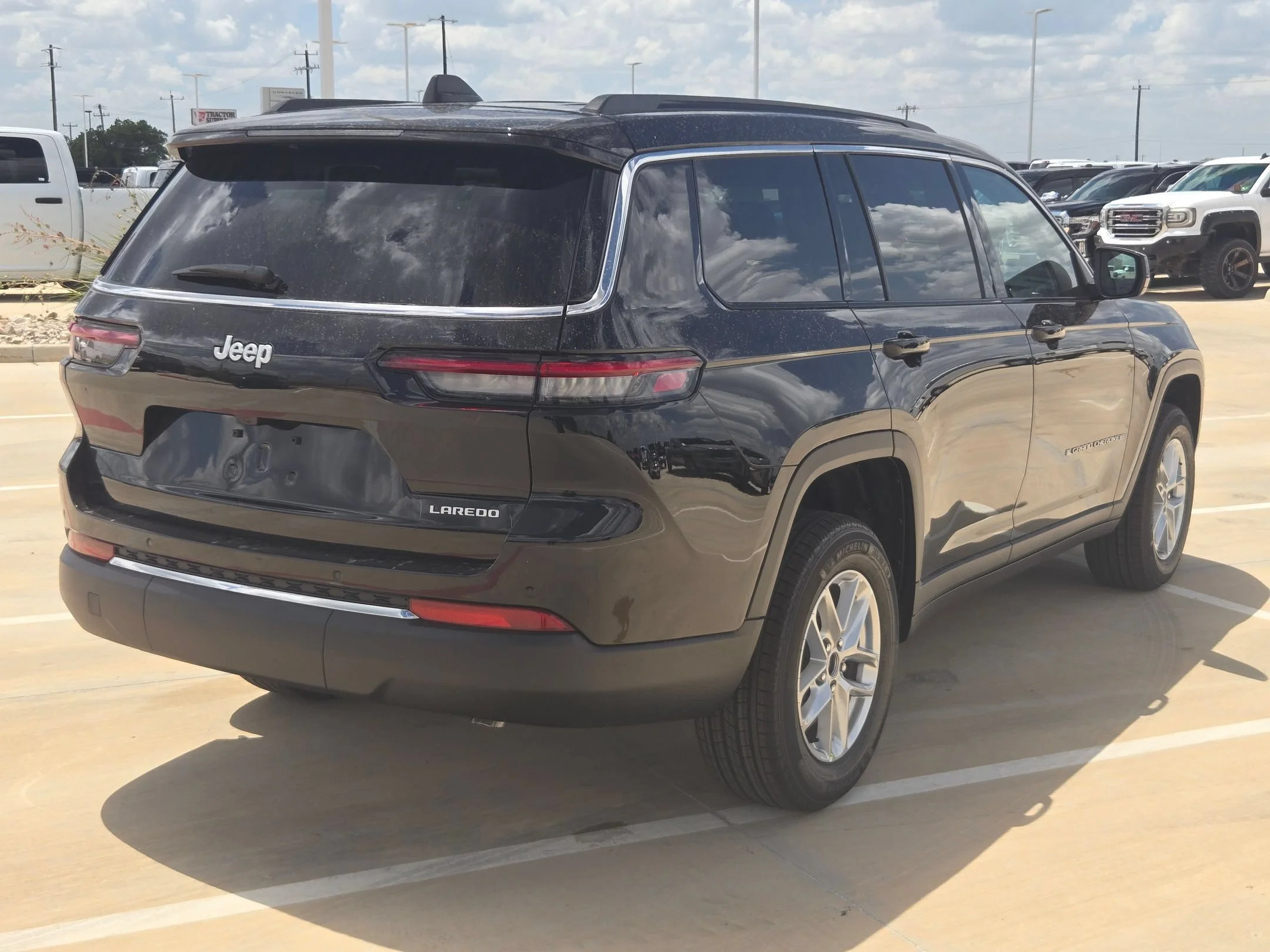 New 2026 Diamond Black Crystal Pearl-Coat Exterior Paint Jeep Laredo image 3