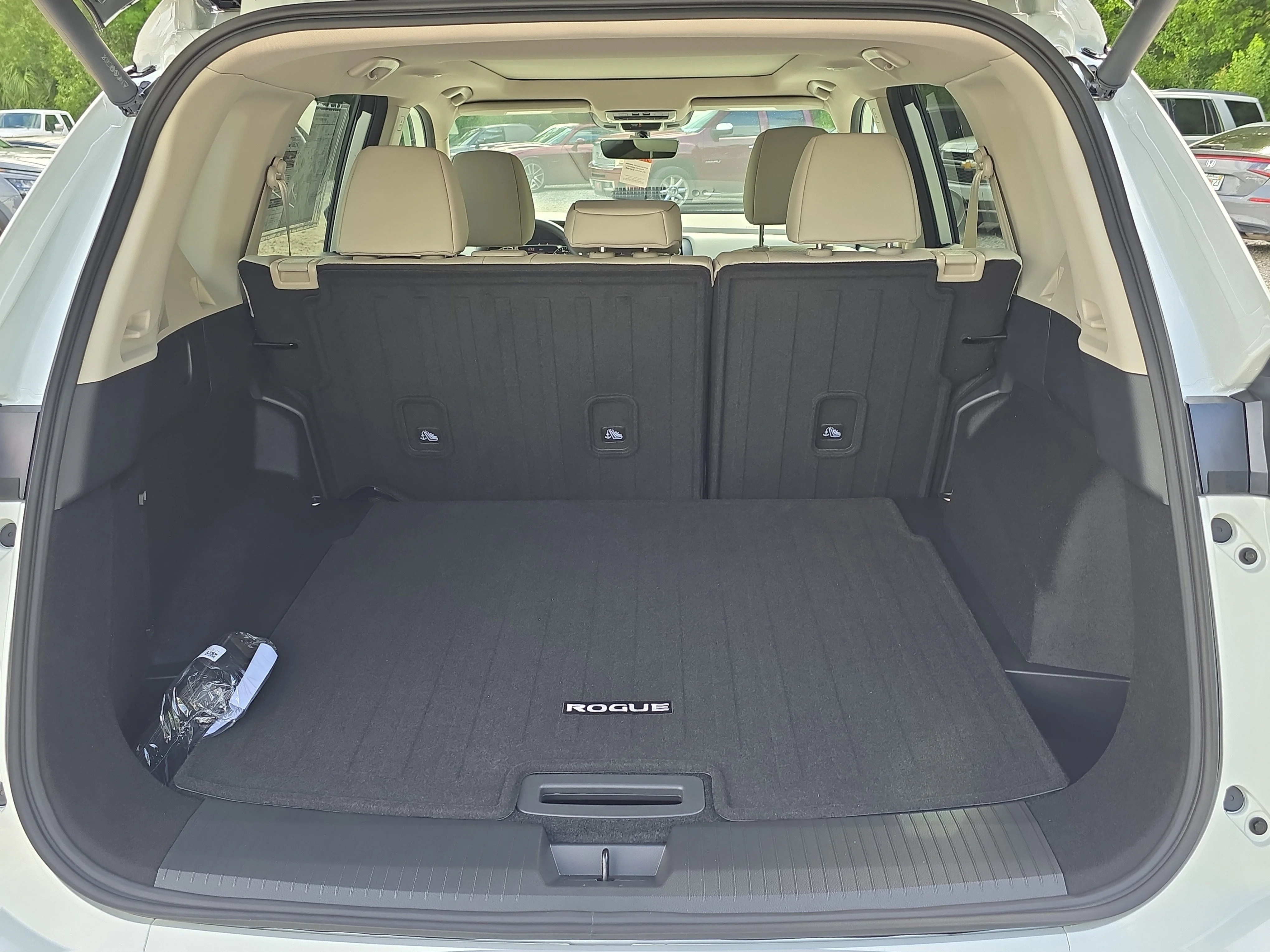 New 2026 Everest White Pearl TriCoat Nissan Dark Armor™ image 10