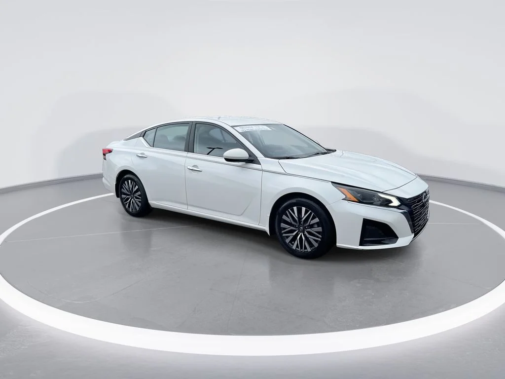 Used 2023 White Nissan 2.5 SV image 2