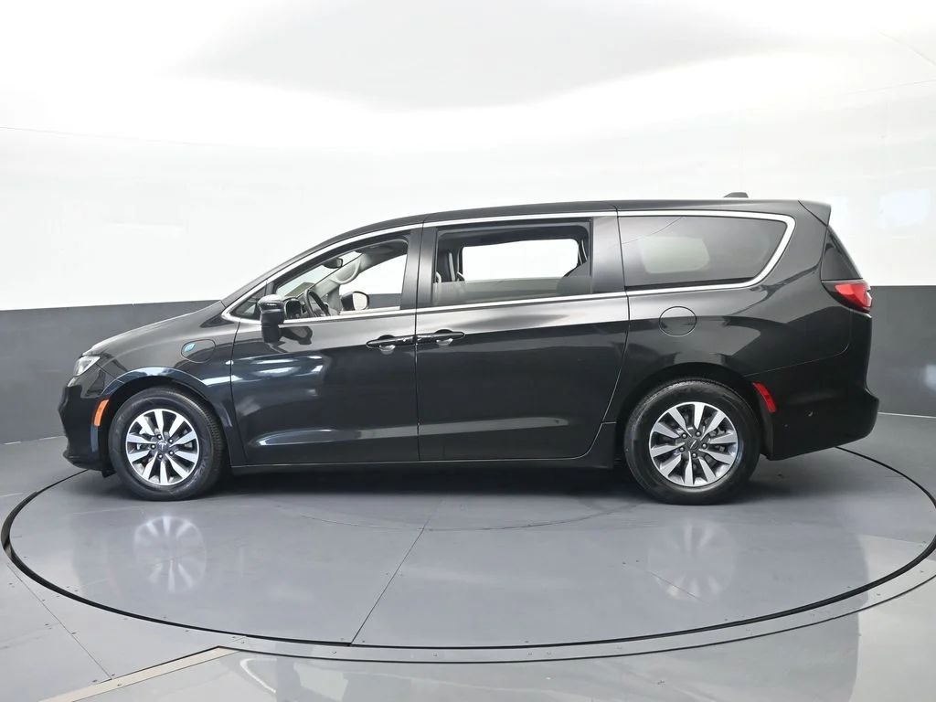 Used 2023 Brilliant Black Crystal Pearlcoat Chrysler Touring L image 3