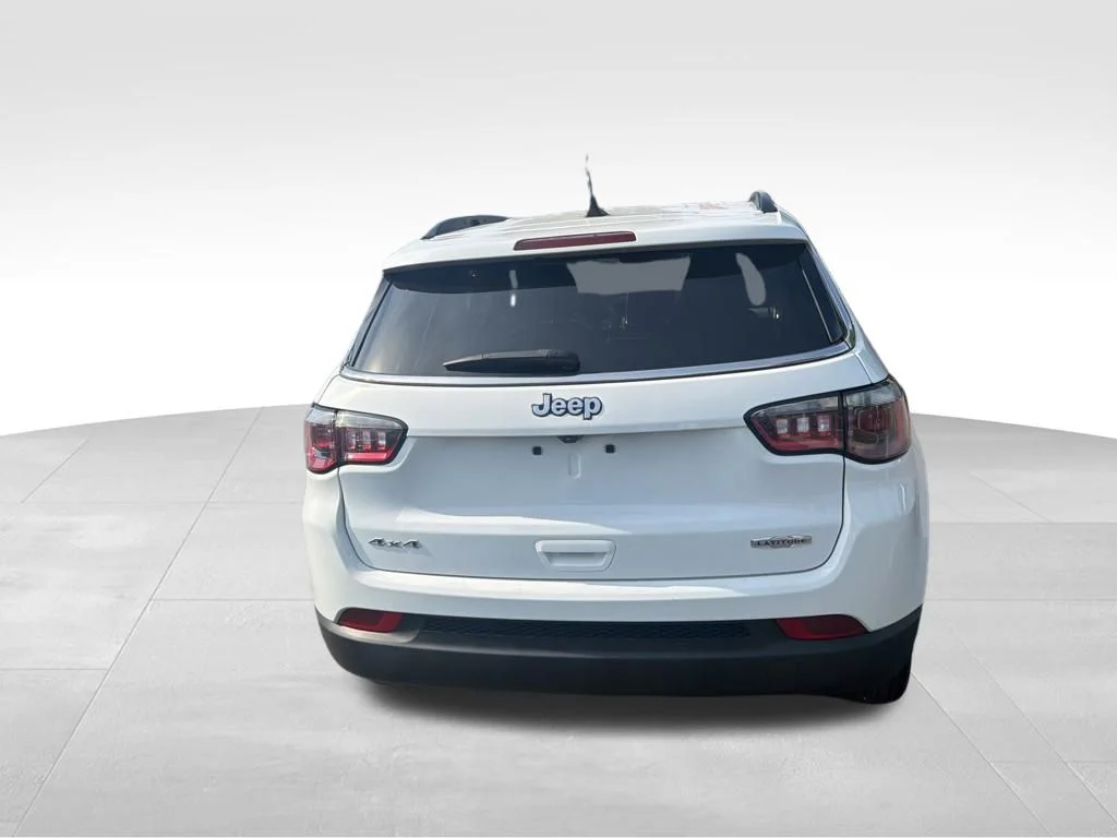 Used 2024 White/off-white Jeep Latitude image 7