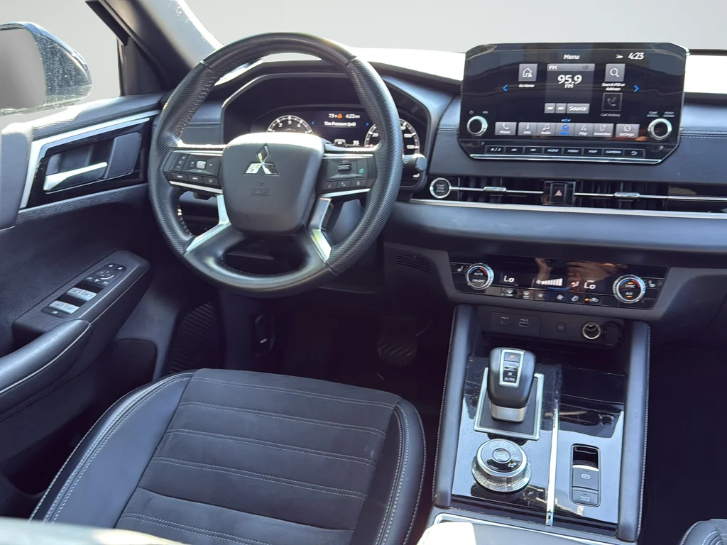 Used 2024  Mitsubishi SE Black Edition image 11