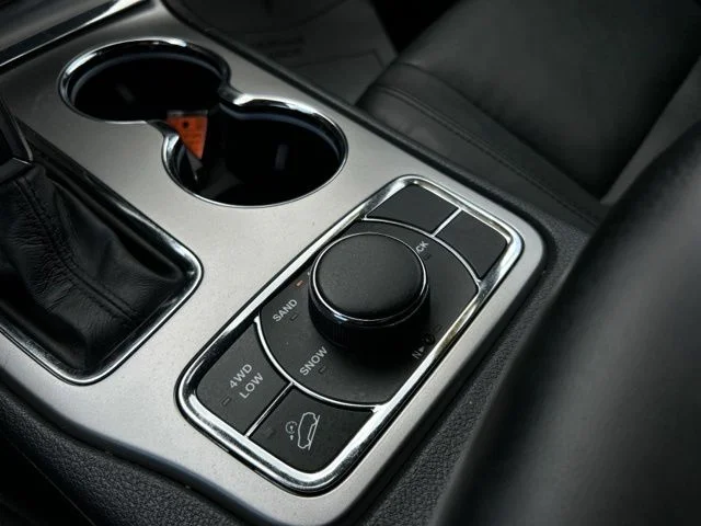 Used 2018 Silver Jeep Limited image 46