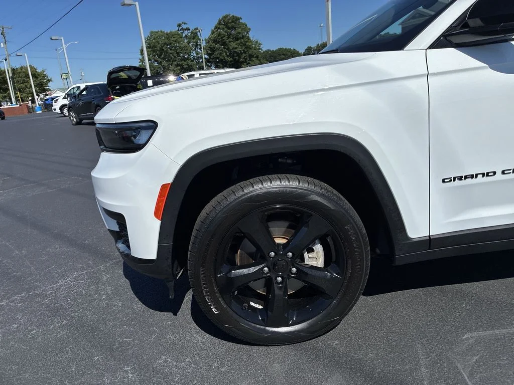 Used 2023 White/off-white Jeep Altitude image 10
