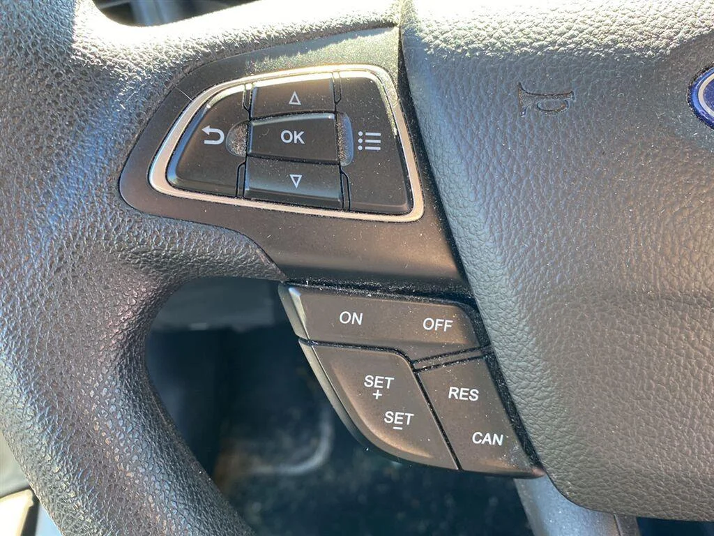 Used 2022 Diamond White Ford SE image 18