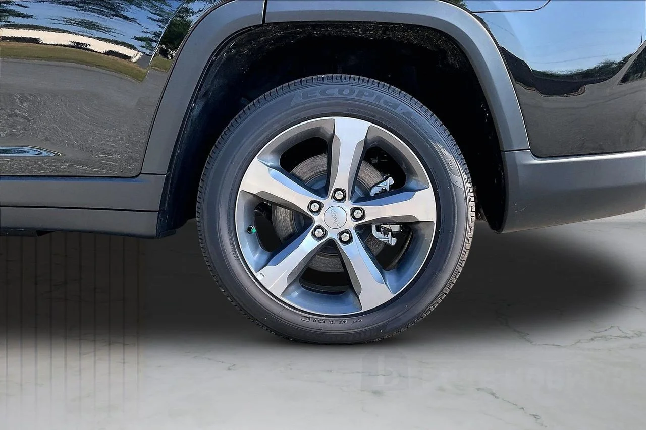 New 2026 Diamond Black Crystal Pearl-Coat Exterior Paint Jeep Limited image 34