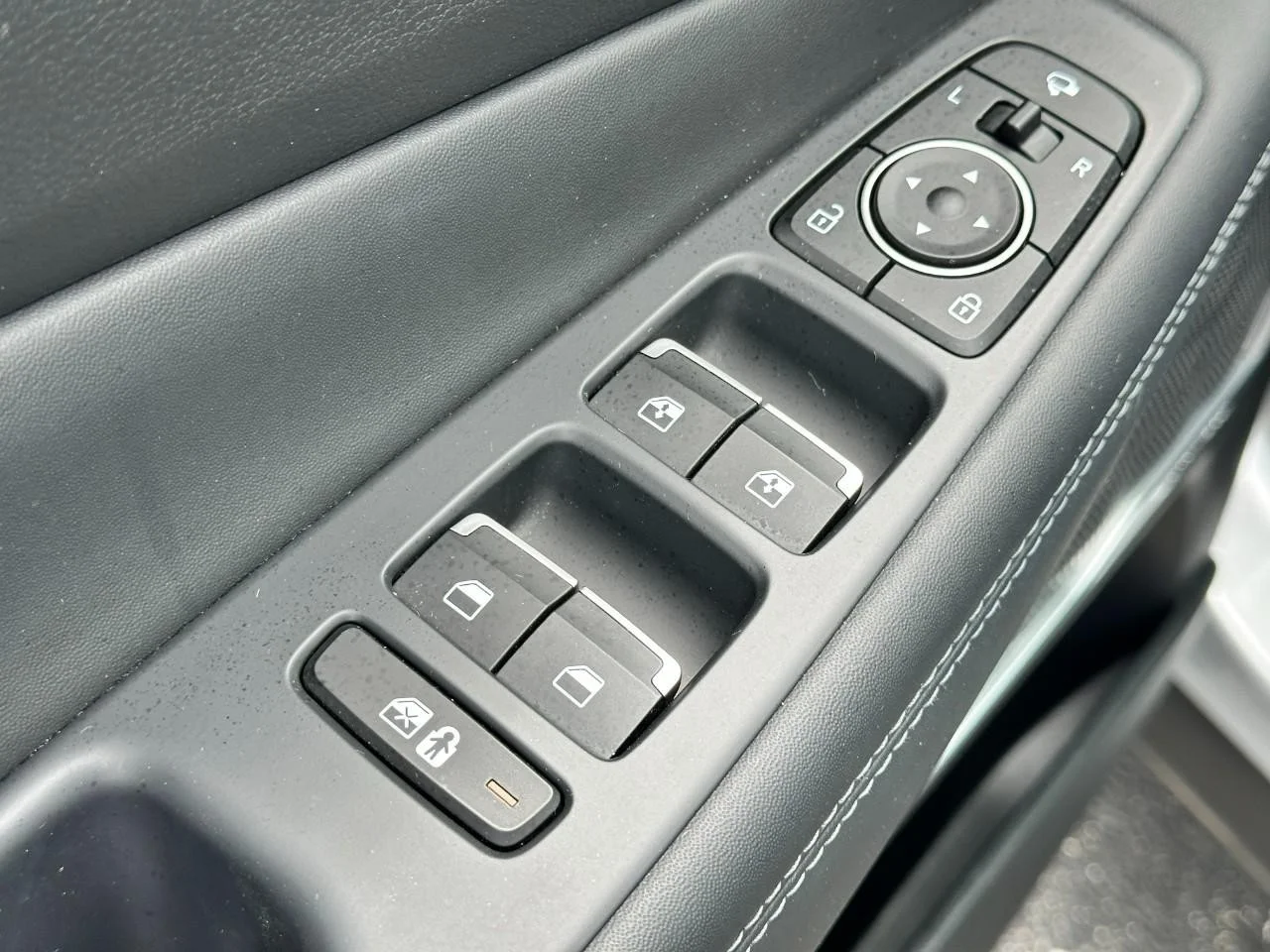 Used 2022 Shimmering Silver Hyundai Limited image 18