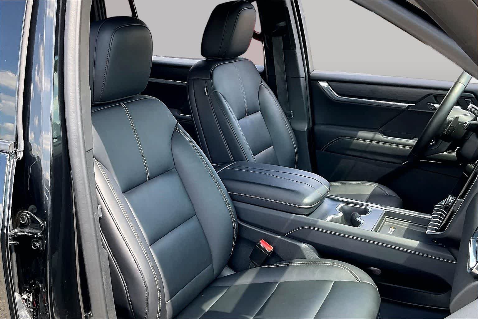 Used 2024 Ebony Twilight Metallic GMC Elevation image 9