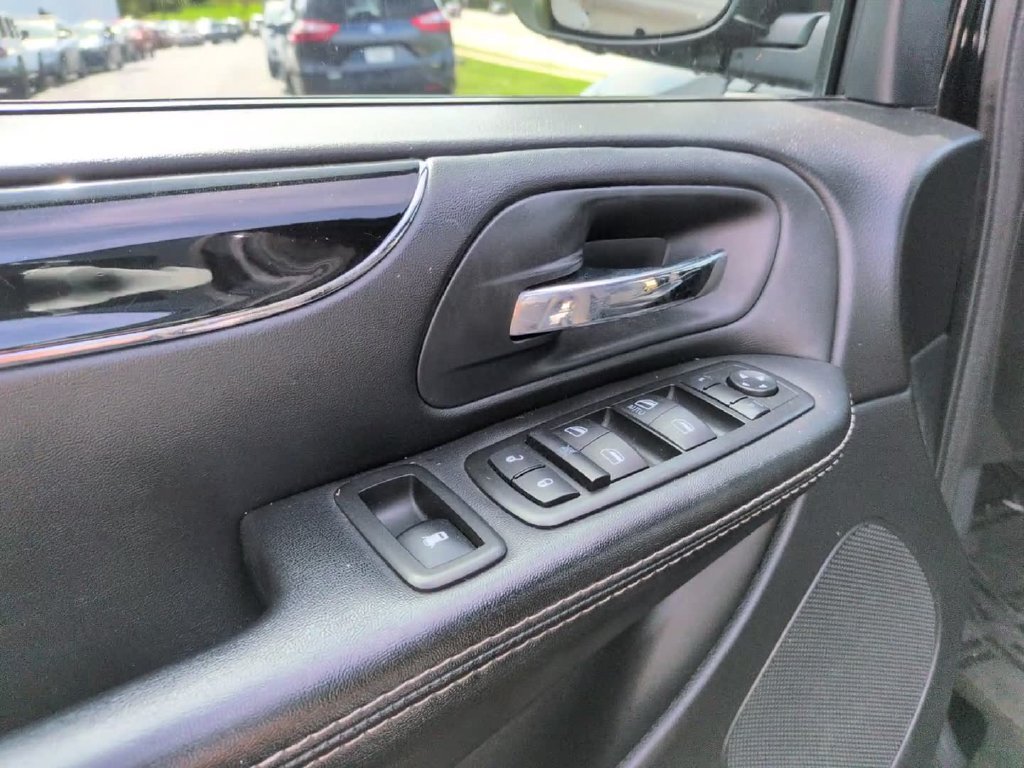 Used 2015 Black Dodge SXT image 15
