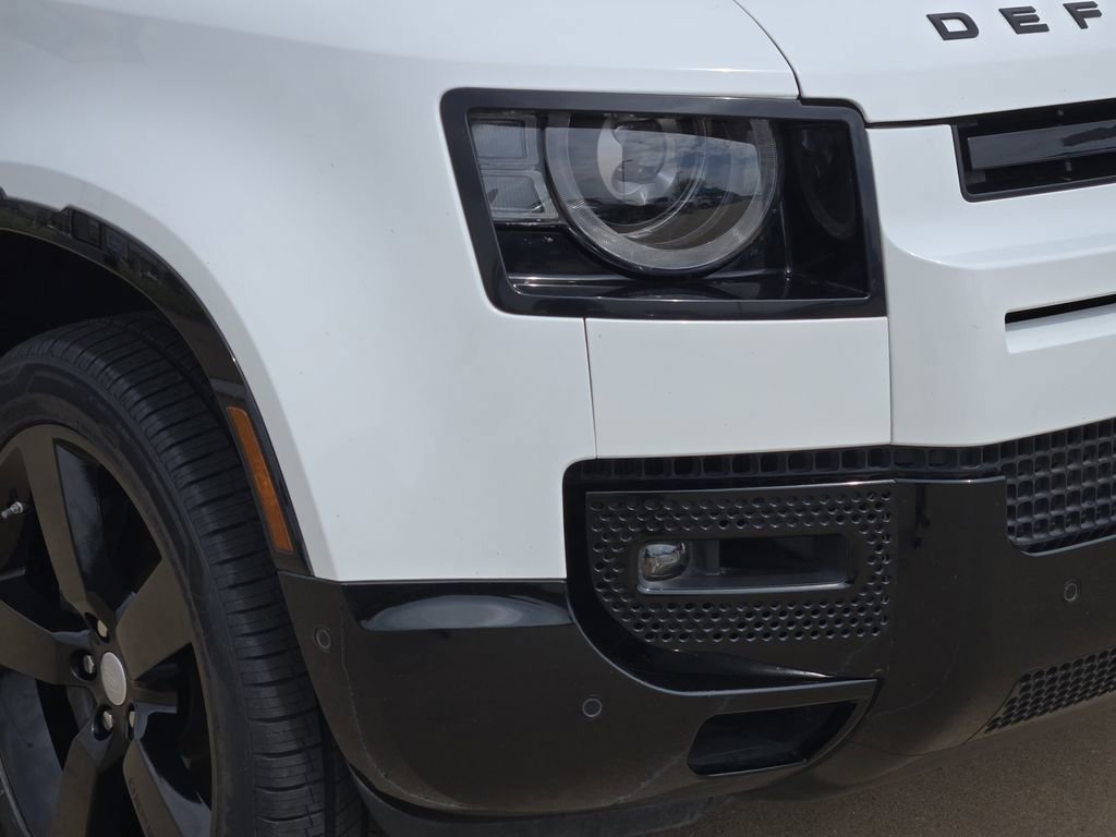 Used 2024 White Land Rover X-Dynamic SE image 29