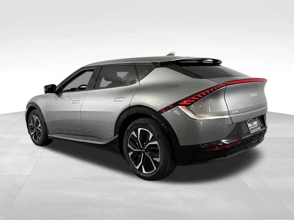 Used 2024 Steel Gray Kia Wind image 9