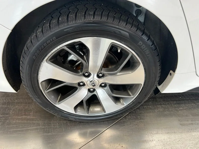 Used 2020 White Kia S image 9