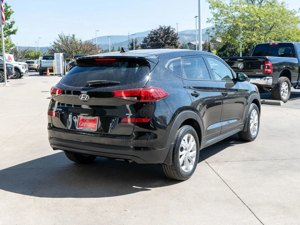 Used 2020 Black Hyundai SE image 7