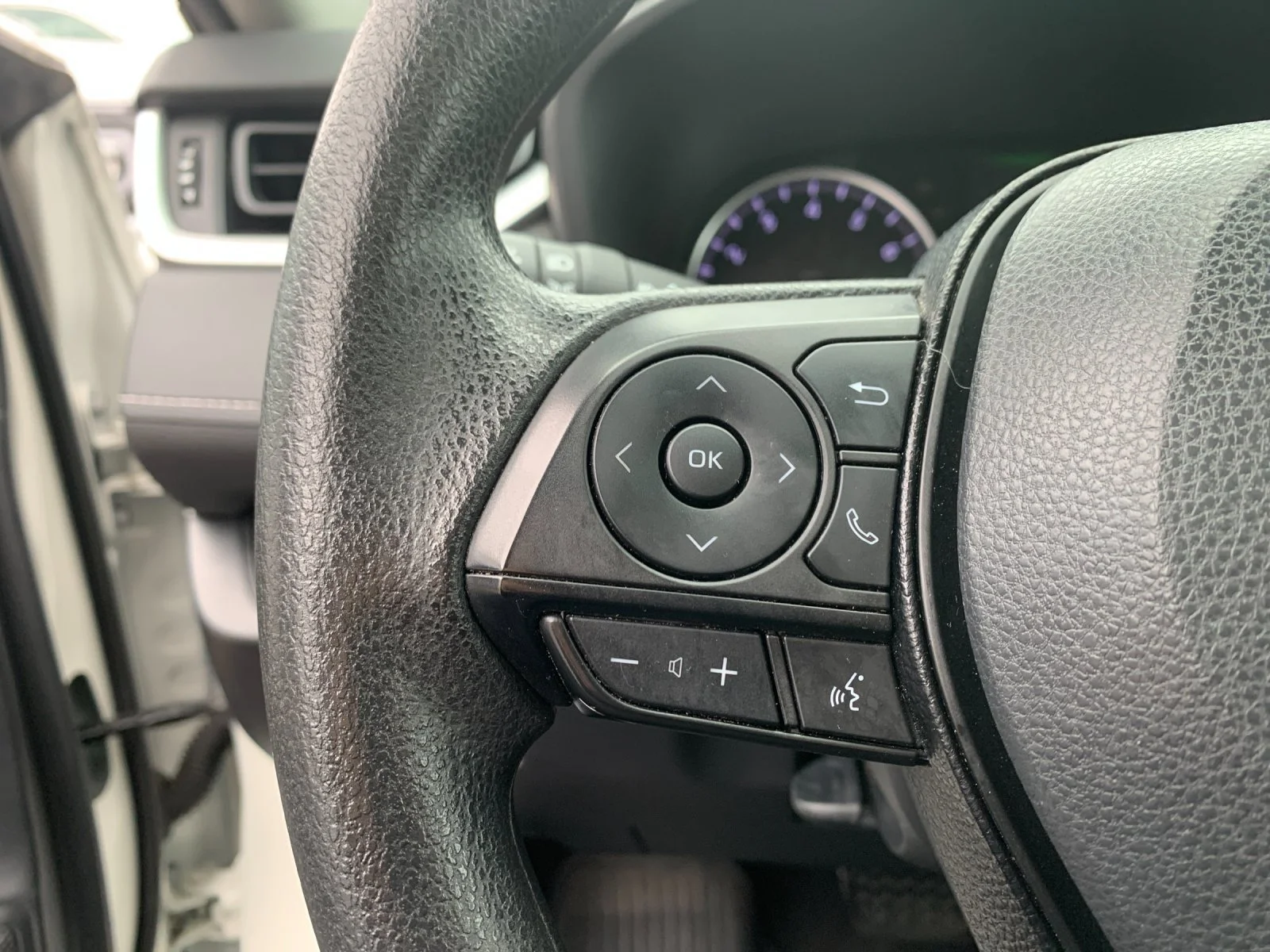 Used 2019 White Toyota XLE image 26