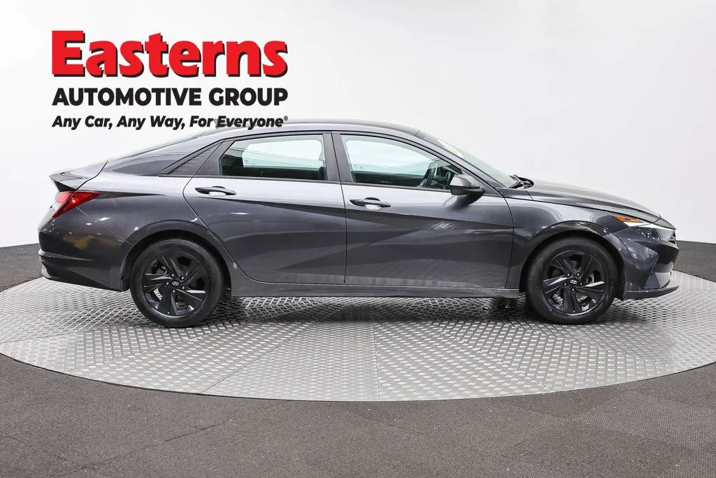 Used 2021 Gray Hyundai SEL image 4