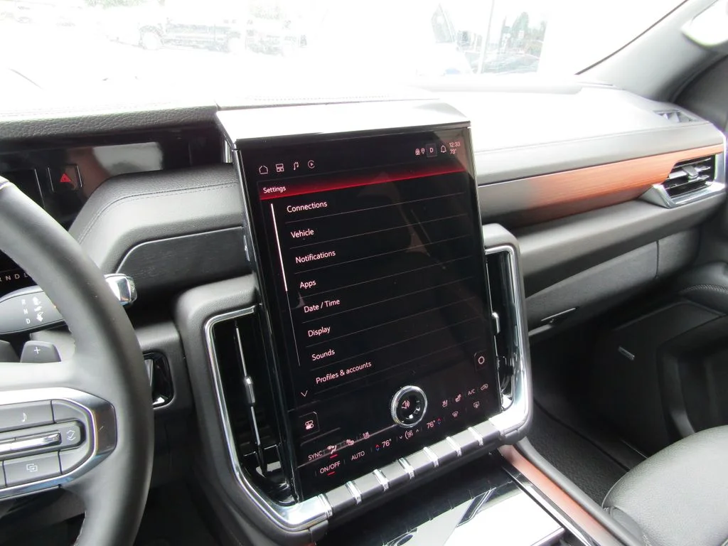 Used 2025 White GMC Denali image 31